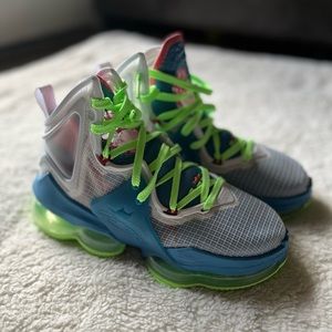 NIKE LEBRON 19